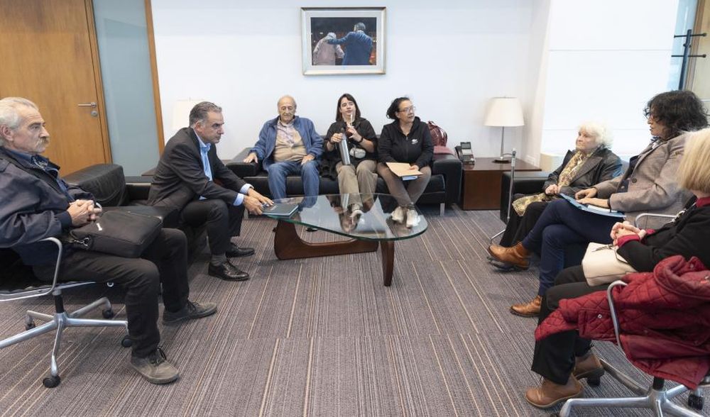 Yamandú Orsi junto a integrantes de  Madres y Familiares de Uruguayos Detenidos Desaparecidos