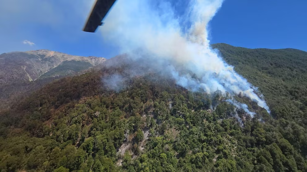 El incendio en el Parque Nacional Nahuel Huapi supera las 2500 hectáreas