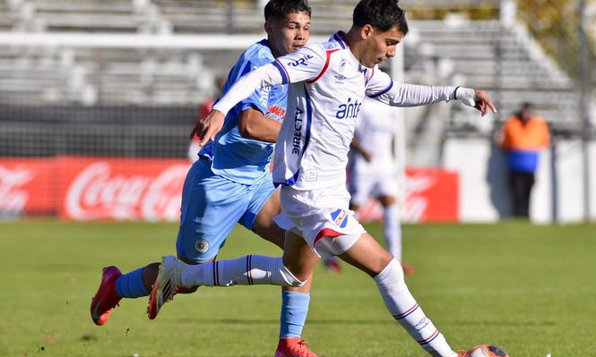 Lucas Villalba de Nacional ante Montevideo City Torque por el Torneo Intermedio