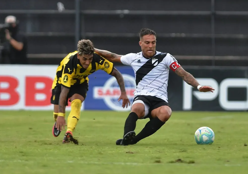 El capitán de Danubio, Méndez, marcando a Facundo Torres