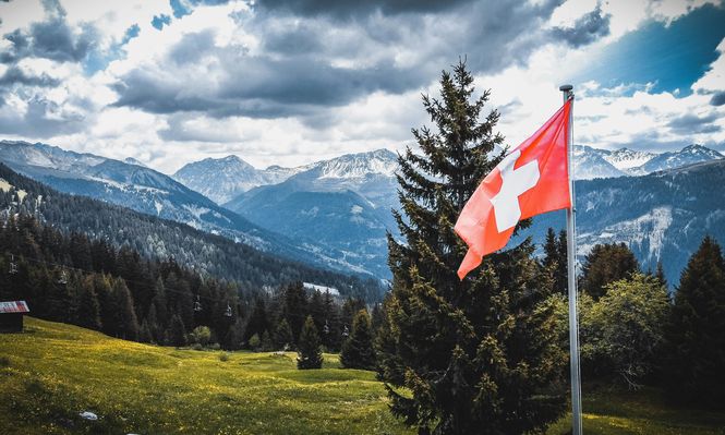 Suiza no solo ofrece un buen salario, sino también horarios flexibles y la posibilidad de teletrabajo, adaptándose a las nuevas tendencias laborales