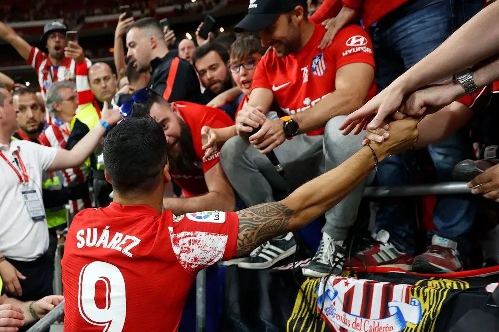 El saludo de Suárez a los hinchas rojiblancos