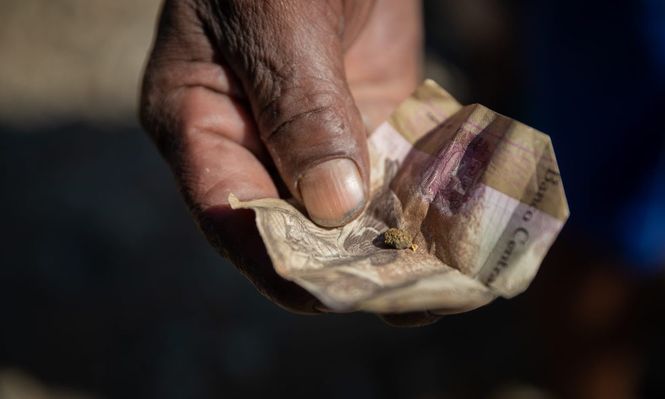 Un hombre muestra partículas de oro a orillas del río La Paragua, en La Paragua, estado Bolívar (Venezuela).