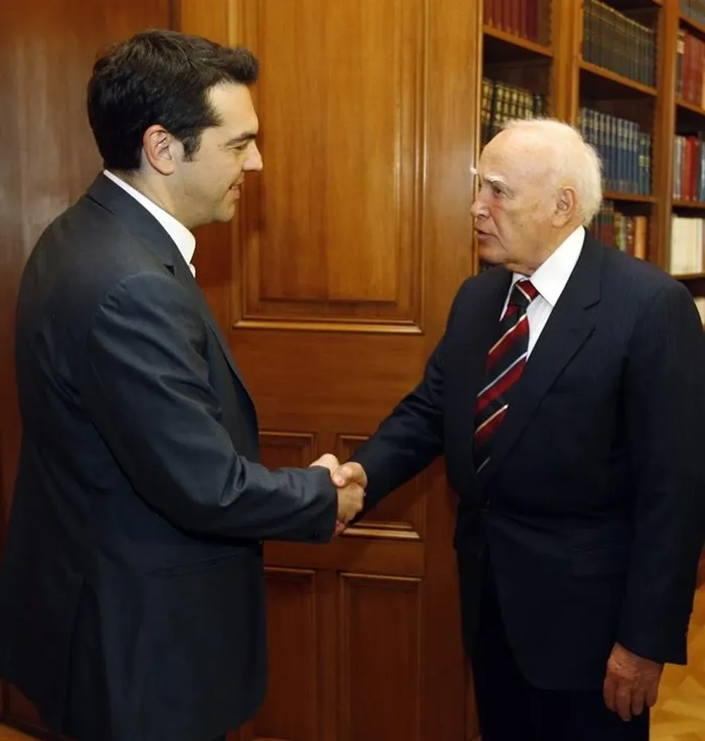 El líder de la Coalición de Izquierda Radical griega (Syriza), Alexis Tsipras, llega a su reunión con el presidente griego, Carolos Papulias