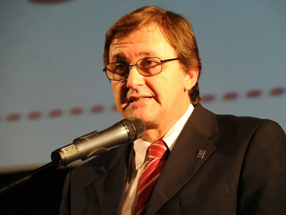 José Lez, presidente del Inavi, negocia en Holanda