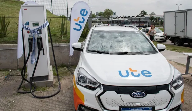 El nuevo punto de carga de autos eléctricos de UTE.