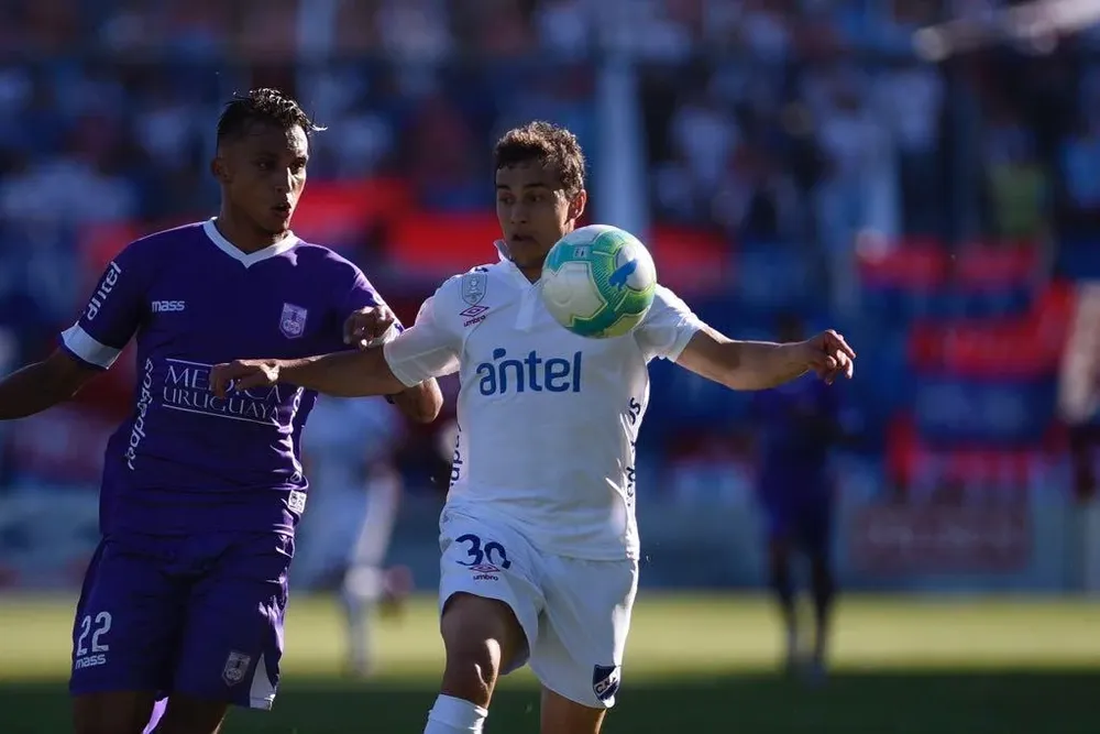 Suárez y Sebastián Fernández en Nacional-Defensor Wearing