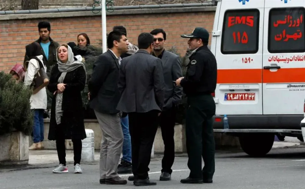Familiares de los pasajeros se reúnen alrededor de una mezquita en el aeropuerto Mehr-Abad en Teherán. (Foto EFE)