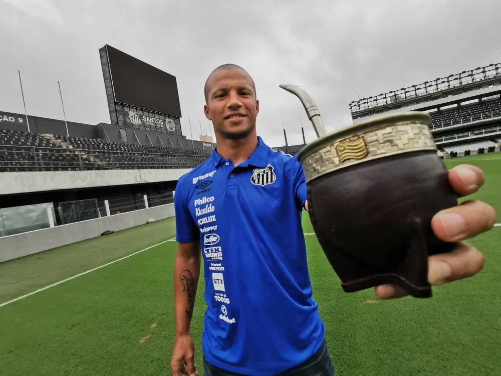 El uruguayo Carlos Sánchez volvió a firmar contrato por dos años más con Santos de Brasil