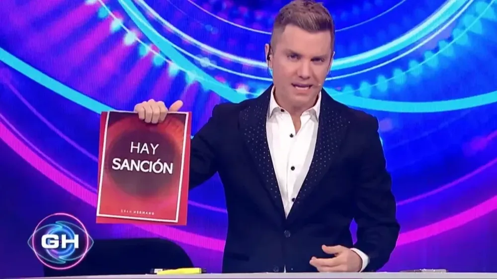 Santiago Del Moro anunciando la sanción