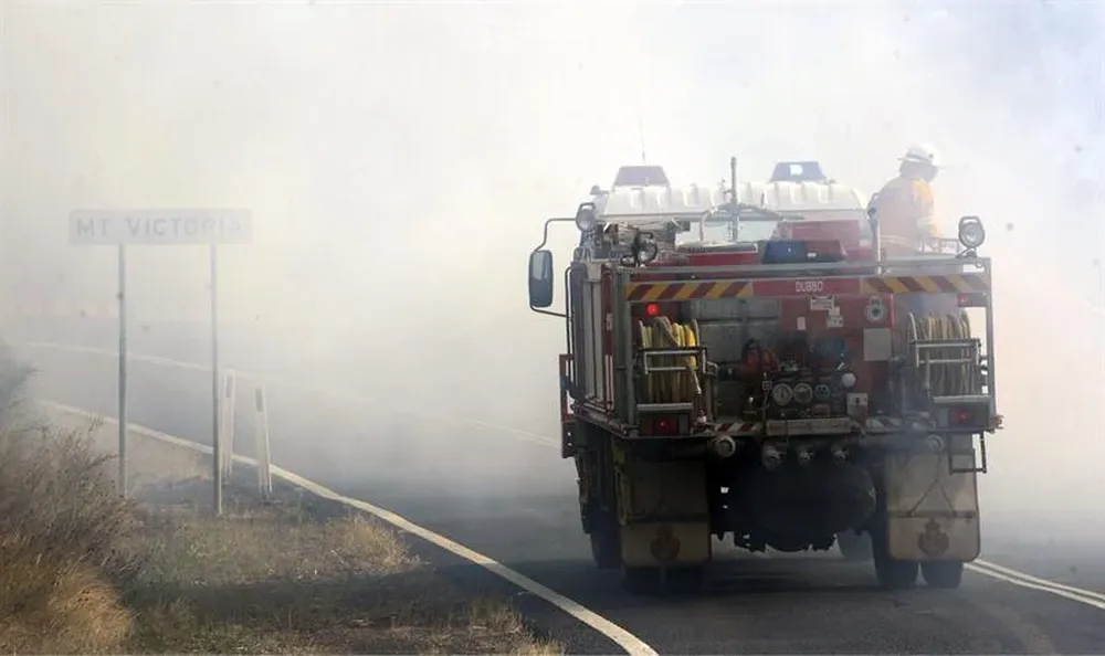 Bomberos participan en las labores de extinción en la zona de Blue Mountains al oeste de Sídney en Australia