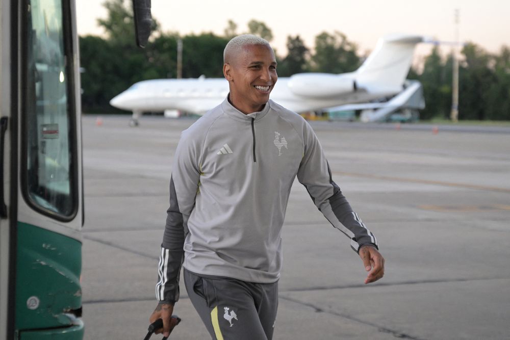 El delantero del Atlético Mineiro, Deyverson, se baja de un autobús al llegar al Aeropuerto Internacional Ministro Pistarini en Ezeiza