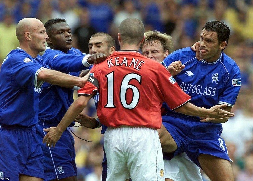 Los partidos ante Roy Keane, de Manchester United, eran tremendos; aquí se puede ver la reacción de Gustavo Poyet y sus compañeros de Chelsea contra él Los partidos ante Roy Keane, de Manchester United, eran tremendos; aquí se puede ver la reacción de Gustavo Poyet y sus compañeros de Chelsea contra él
