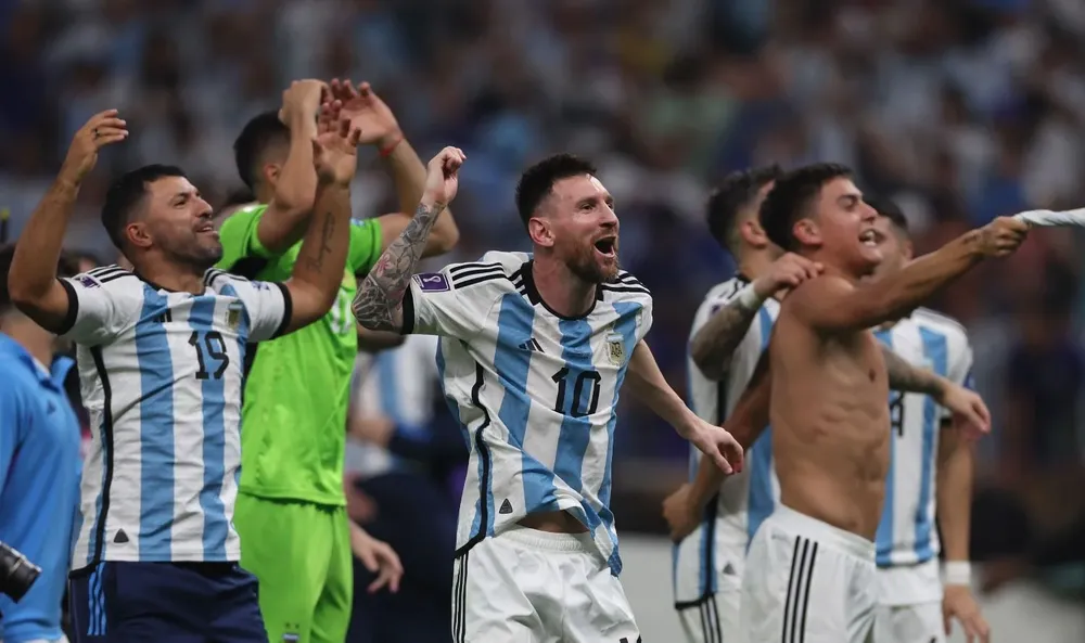 Messi, el Kun Agüero, Dibu Martínez y Dybala celebran el título