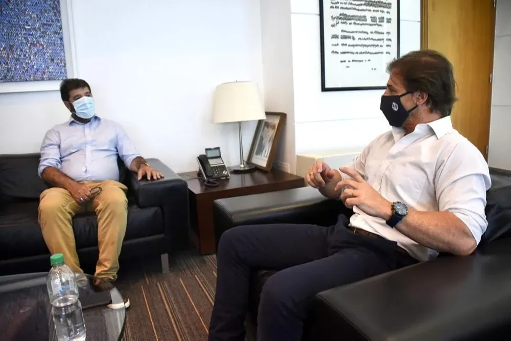 Foto de archivo. El presidente Luis Lacalle Pou recibe al presidente electo del FA, Fernando Pereira, en la Torre Ejecutiva, el 30 de diciembre de 2021