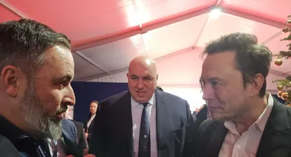 Santiago Abascal conversa con Elon Musk en el marco evento anual de Hermanos de Italia.