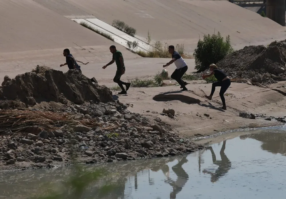 Inmigrantes venezolanos corren tras cruzar la frontera de Río Bravo y entrar a Estados Unidos
