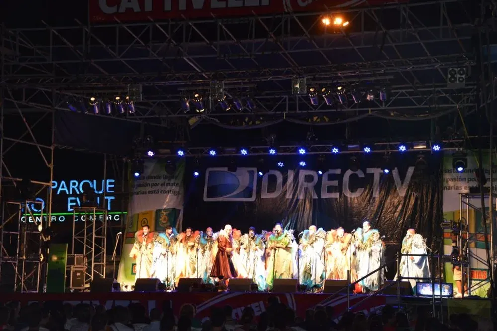 La murga Momolandia en el tablado Monumental de la Costa.