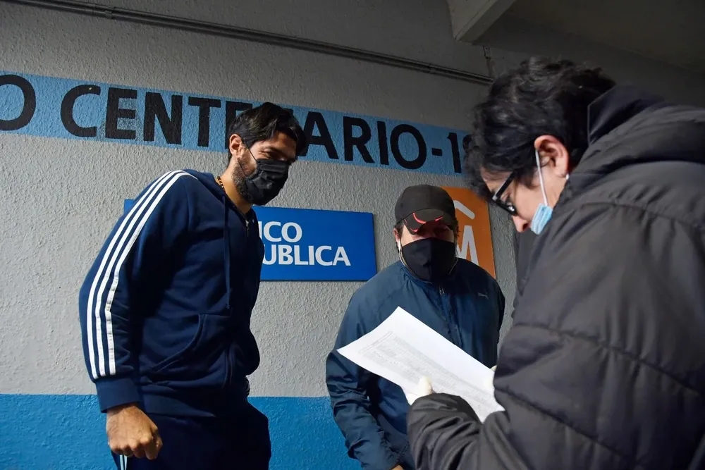 En junio de 2020 la AUF realizó en el Estadio Centenario todos los hisopados para garantizar la vuelta segura a la actividad; en el mismo lugar vacunarán a todos los planteles
