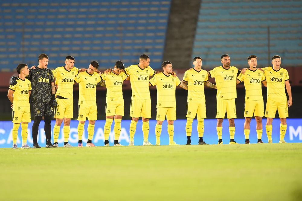 El equipo de Peñarol antes de enfrentar a Albion