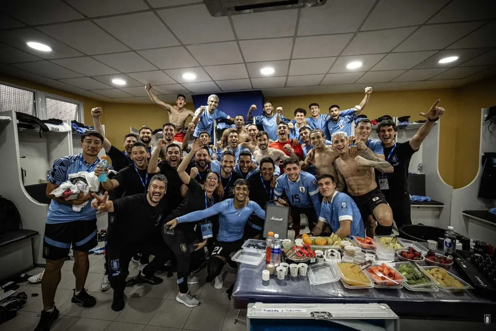 Bruno Méndez celebrando junto al grupo de la selección el triunfo de Uruguay ante Argentina en La Bombonera