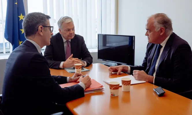 El ministro de Presidencia, Justicia y Relaciones con las Cortes del Gobierno de España, Félix Bolaños; el comisario europeo de Justicia Didier Reynders y el vicesecretario de Institucional del PP, Esteban González Pons.