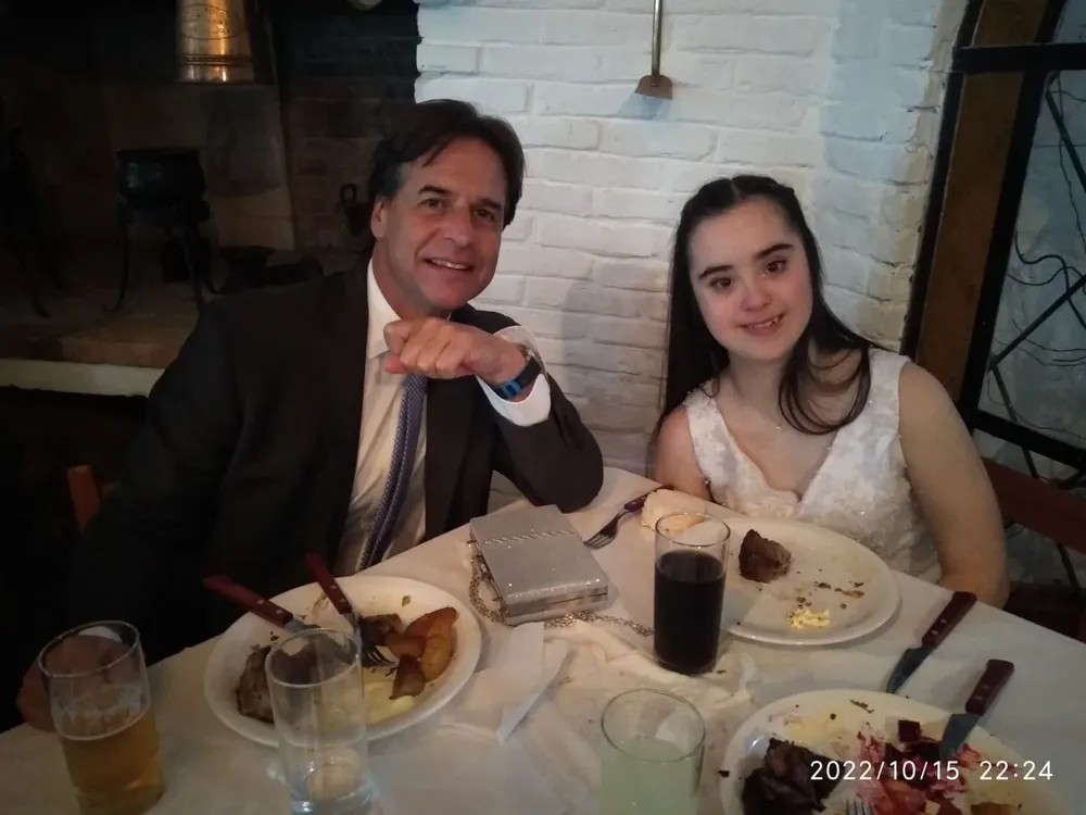 El presidente Lacalle Pou junto a la cumpleañera, Guadalupe