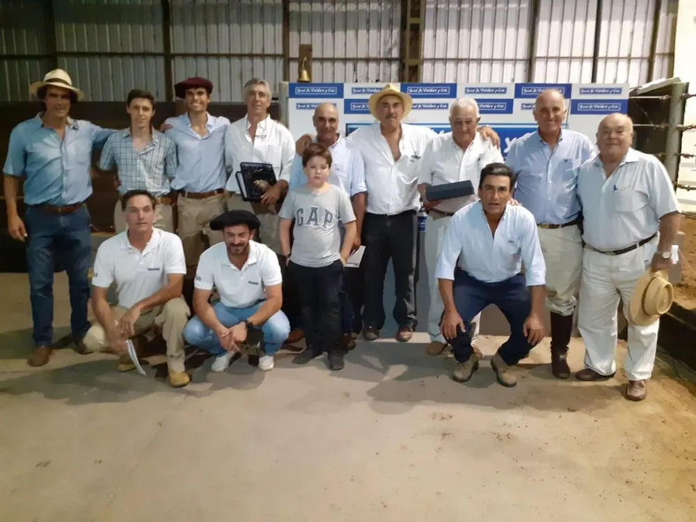 El equipo de Valdez junto a los integrantes de Petra y El Arazá.