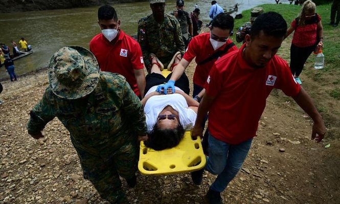 Una migrante herida es transportada a un campamento humanitario en el Darién en septiembre de 2024.