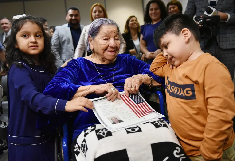 María Valles Bonilla junto a sus tataranietos Asia y Josh Cortés