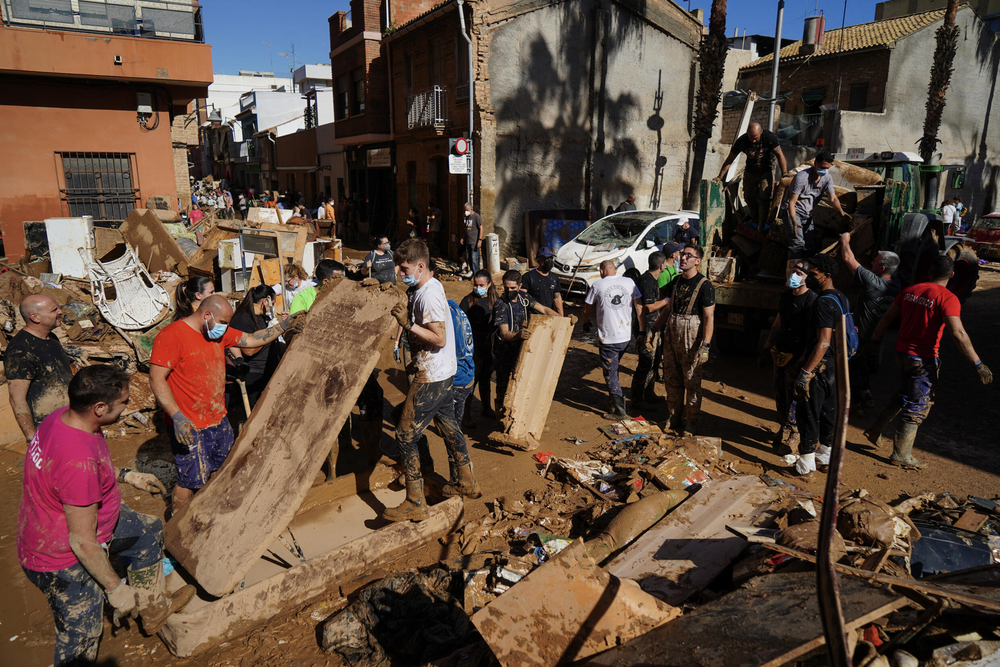 Vecinos y voluntarios trabajan en la limpieza de las zonas devastadas.