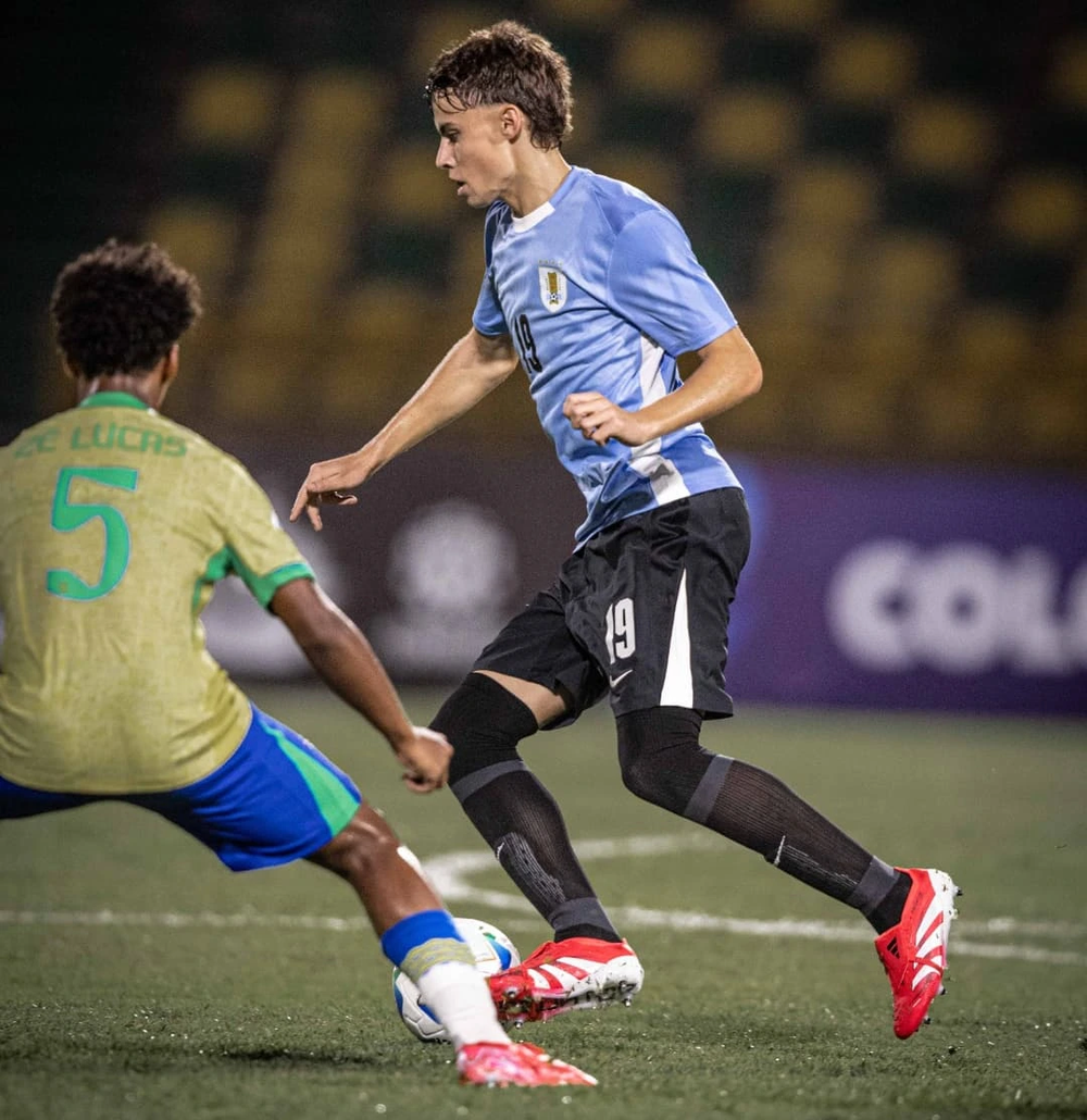 Pablo Alcoba jugando con la selección uruguaya juvenil ante Brasil