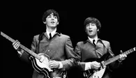 Paul Mc Cartney y John Lennon durante una presentación de la banda The Beatles