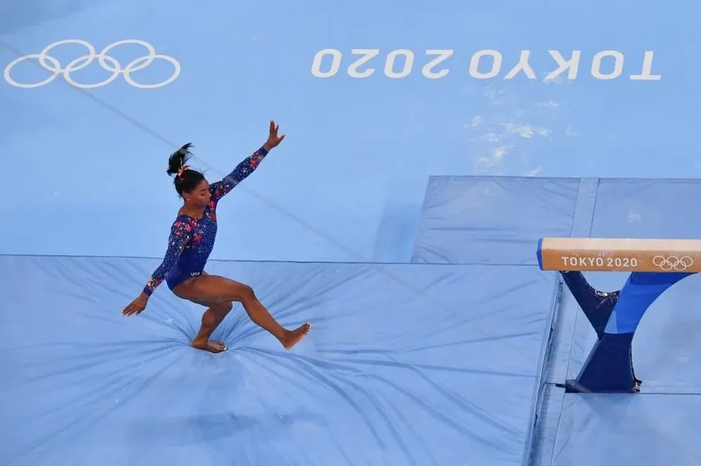 Biles en uno de sus fallos en Tokyo 2020