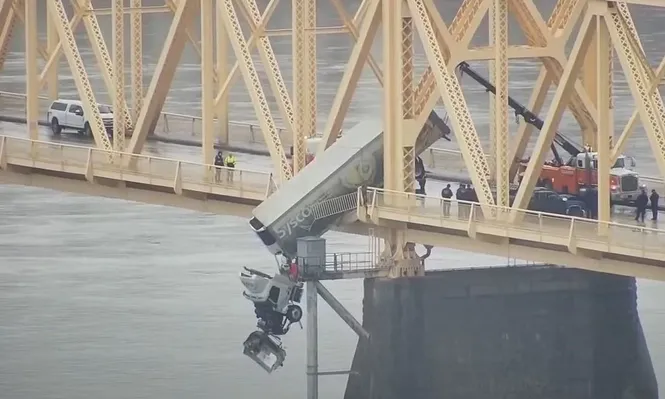 Así quedó el camión suspendido en el aire