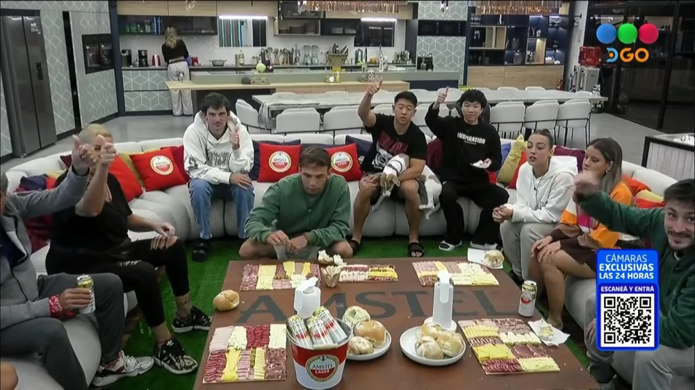 Los jugadores de Gran Hermano viendo el partido