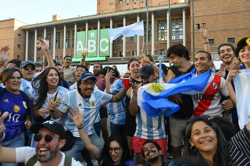 Argentinos festejaron en la explanada municipal el pase de su selección a la final del Mundial Qatar 2022