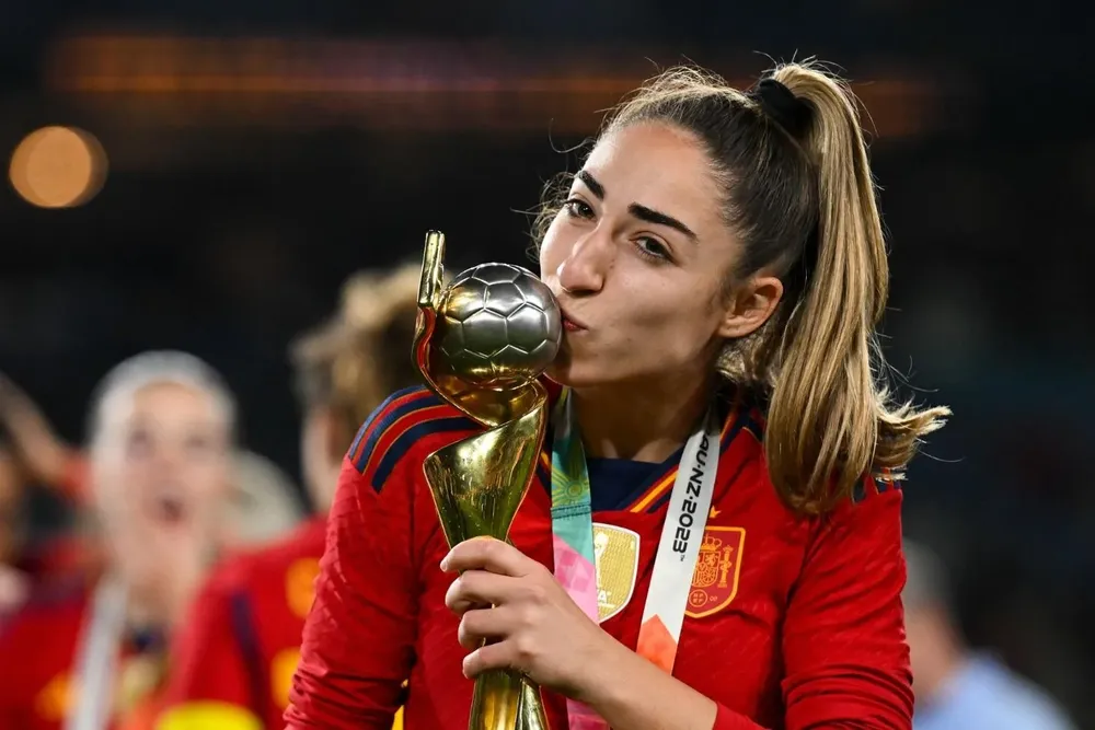 Olga Carmona y el beso a la Copa mundial