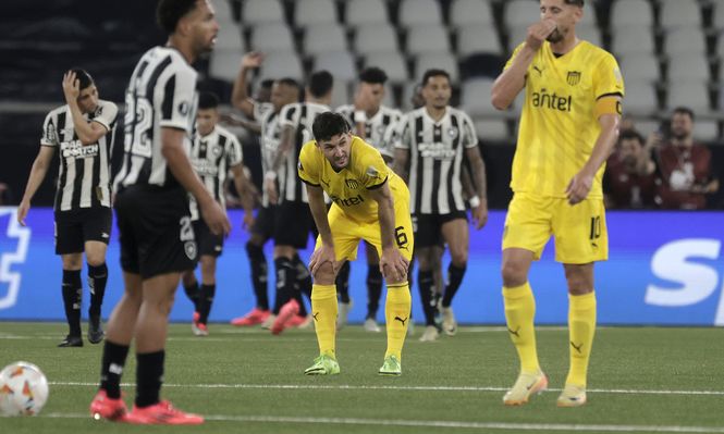 Rodrigo Pérez y Gastón Ramírez de Peñarol ante Botafogo