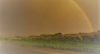 a que se debe el extrano arco iris que aparece en varios pantanos de eeuu