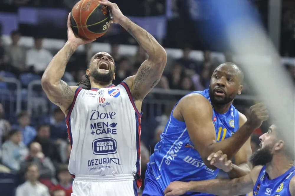 Gary McGhee contra Javier Carter