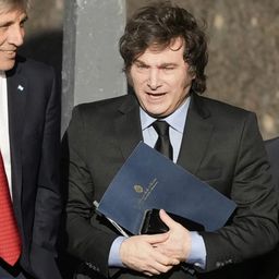 El dólar sigue cayendo y el BCRA compra US$ 1.350 millones este mes, en medio de quejas por atraso cambiario