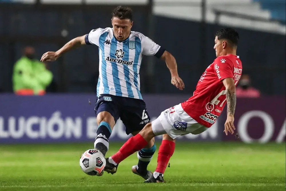 Iván Pillud escapa de Franco Pérez