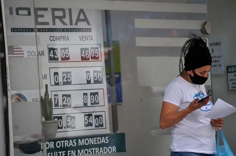 El dólar arrancó la semana con una suba de 0,3% este lunes.