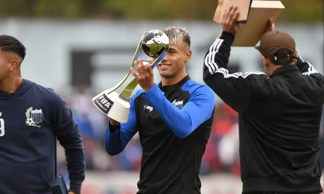 Luciano Rodríguez con la copa mundial sub 20