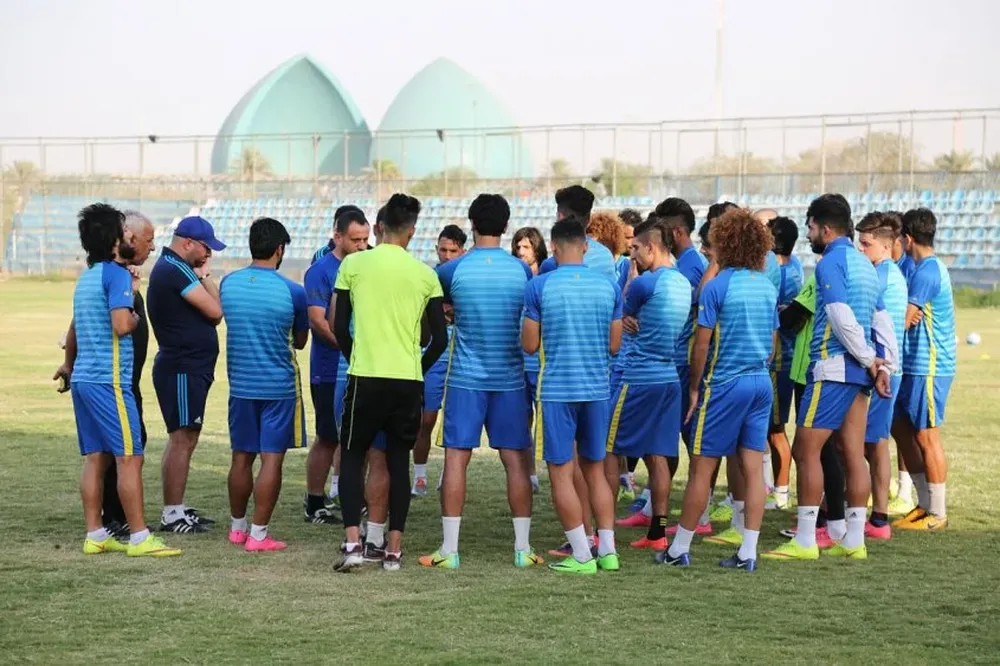 Un alto en la práctica de Air Force Club, de Bagdag; Irak se convirtió en el refugio para jugadores sirios.