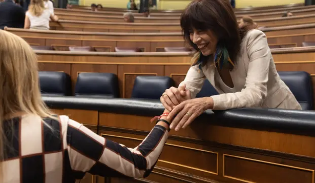 La ministra de Igualdad, Ana Redondo (d), durante una sesión plenaria, en el Congreso de los Diputados