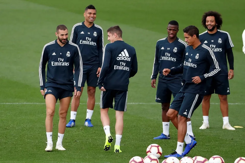 Federico Valverde junto a sus compañeros de Real Madrid Benzema, Casemiro, Vinicius, Varane y Marcelo (de izda. a dcha.)