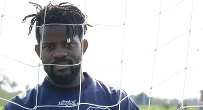 Steve Hillman, de Camerún a Uruguay atrás de la pelota.