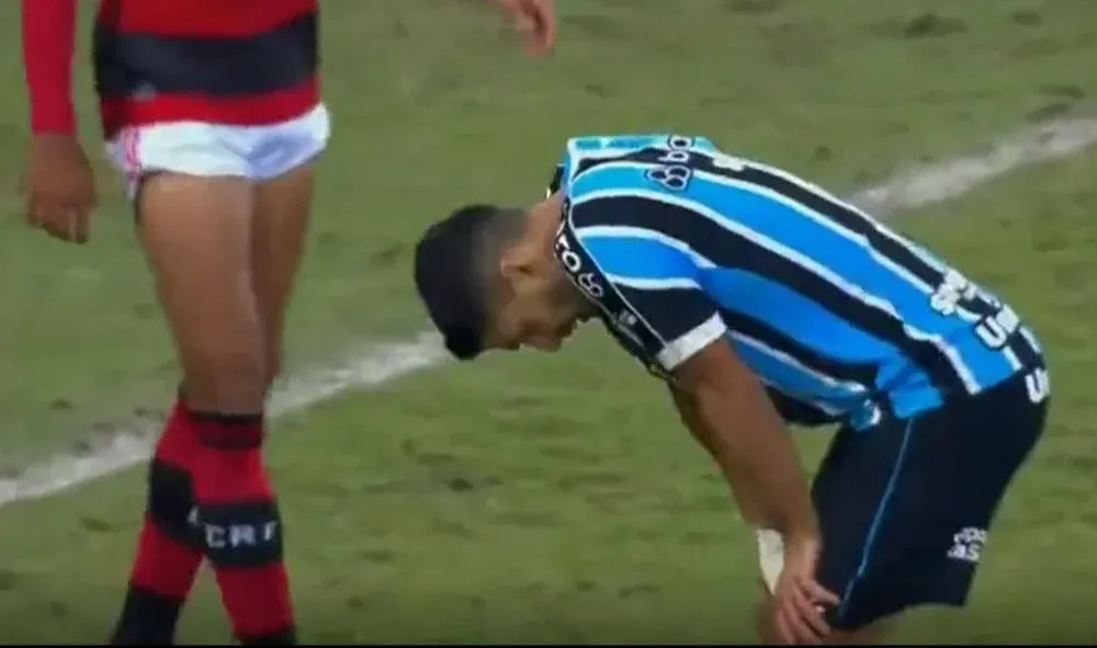 Luis Suárez no puede creer cómo esa pelota no entró en el encuentro entre Gremio y Flamengo